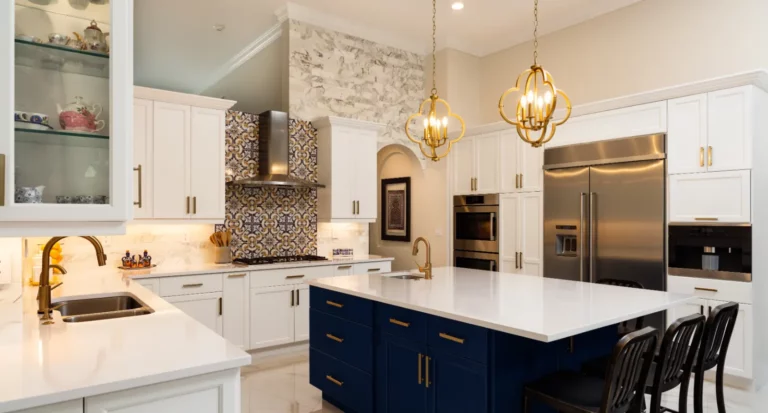 Best Custom Kitchen Cabinet. Modern White Kitchen in Estate Home